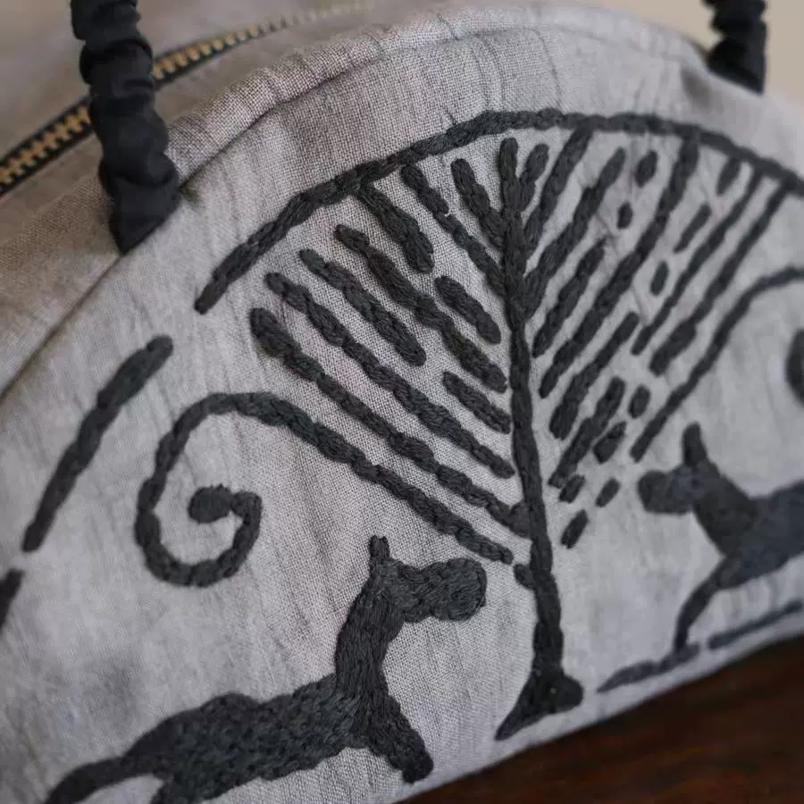 Original Design Hand-embroidered Ethnic Style Chinese Wadang Traditional Pattern Handheld Shell Bag